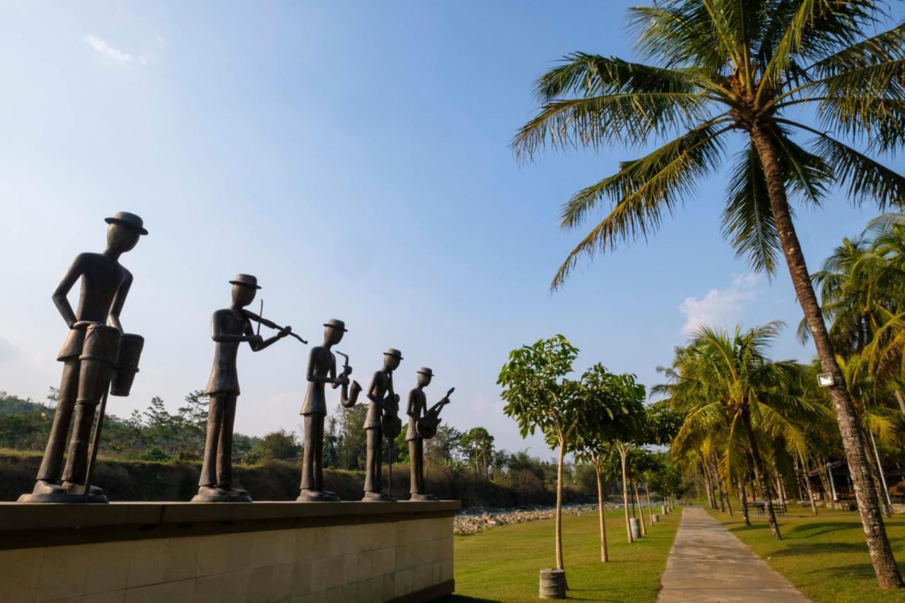 Puri Asri Hotel & Resort Магеланг Экстерьер фото